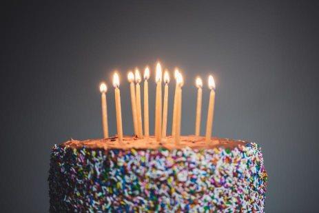 Geburtstags-Kuchen mit Kerzen